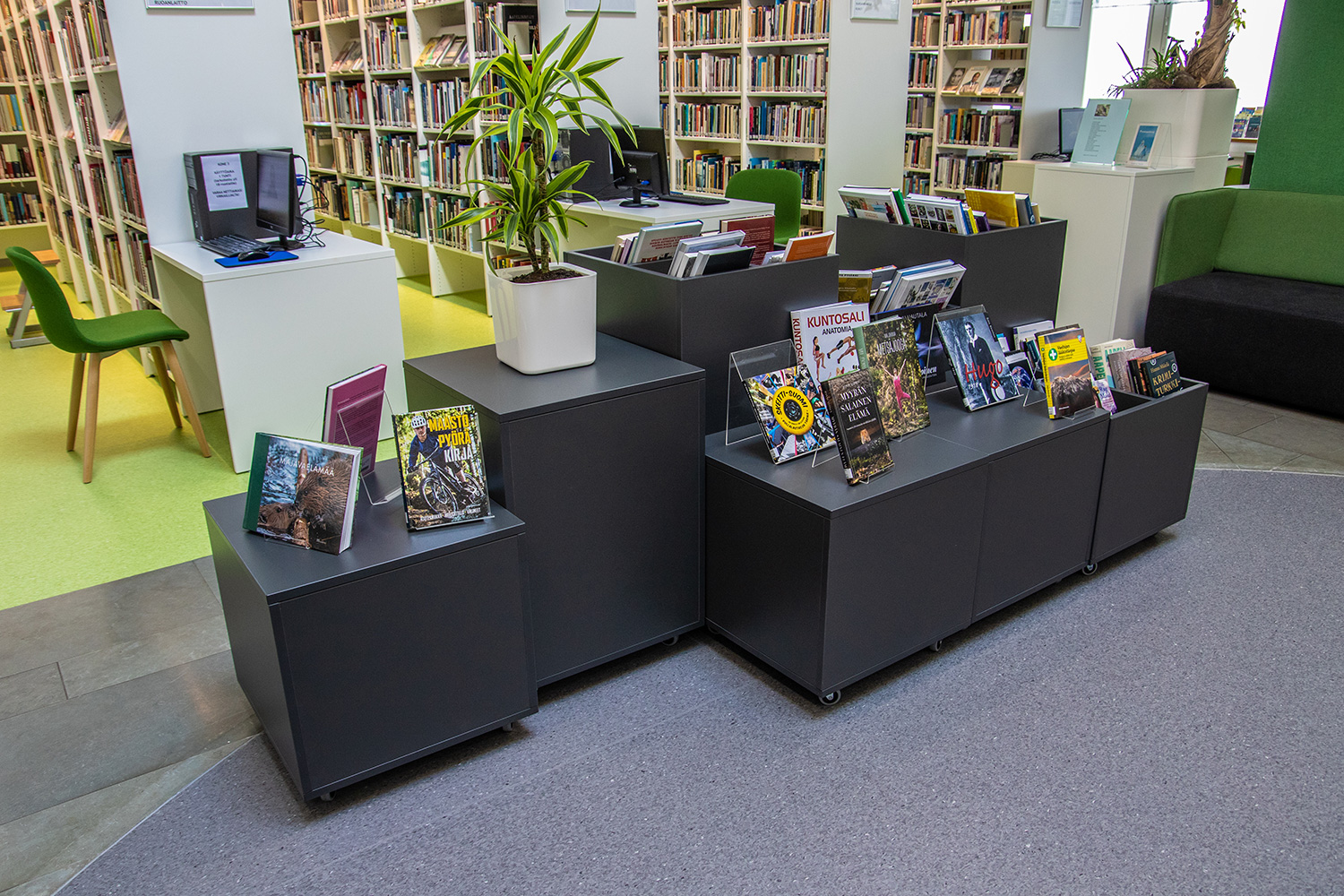 Maria podium met boekenbak