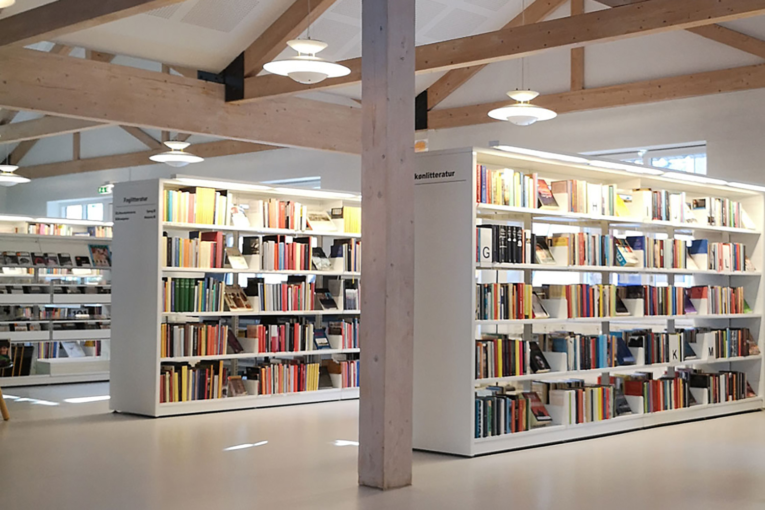 Bibliotheekrek met verlichting