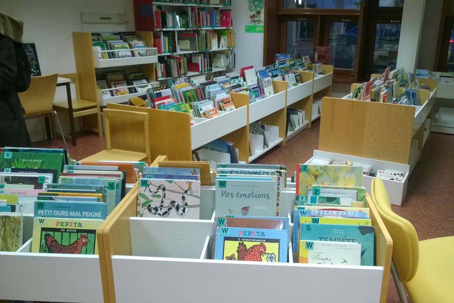Voorheen - enkelzijdige boekenbakken op verstelbare pootjes