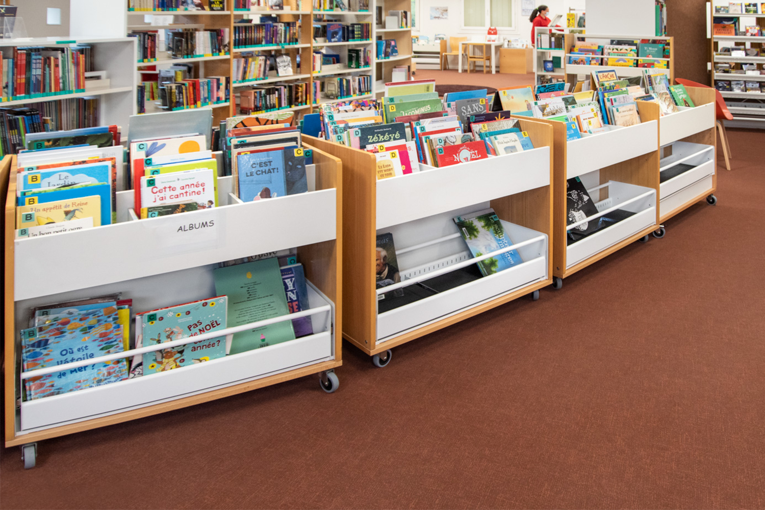 Na de upcycling – dubbelzijdige boekenbakken op wieltjes